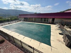 La pileta dentro o cerca de Hotel Red Rose by Townhouse Covington I-64