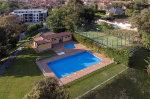 an overhead view of a large swimming pool in a yard at Apartamento turístico Aldamar in Llanes