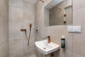 ein Badezimmer mit Waschbecken und Spiegel in der Unterkunft Volare Balice in Cholerzyn