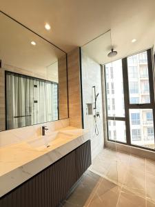 Genting Antara Residence, Covered Link Bridge access to Genting Highlands في مرتفعات جنتنغ: حمام مع حوض ومرآة كبيرة