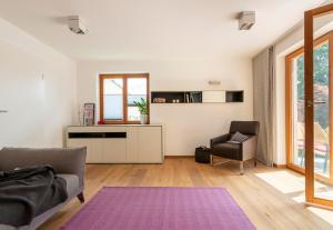 a living room with a purple rug at Ferienhaus am Park in Grafenau
