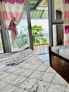 Ένα ή περισσότερα κρεβάτια σε δωμάτιο στο Cabin de Paulin 2 +58 φωτογραφίες