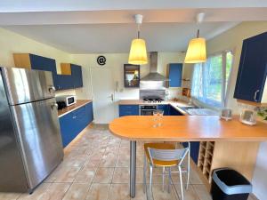 Η κουζίνα ή μικρή κουζίνα στο Maison familiale, Locronan centre à 5 min