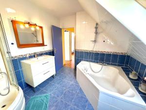 Ένα μπάνιο στο Maison familiale, Locronan centre à 5 min +20 φωτογραφίες