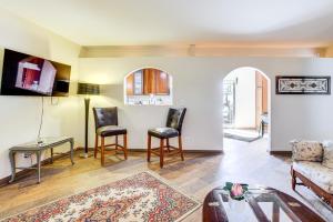 Μια τηλεόραση ή/και κέντρο ψυχαγωγίας στο 3 Mi to Dtwn Pahrump Romantic Desert Oasis