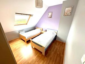 Ένα ή περισσότερα κρεβάτια σε δωμάτιο στο Maison familiale, Locronan centre à 5 min