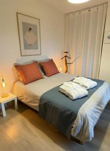 a bedroom with a bed with towels on it at Les Capucines, comme chez soi, loin de chez soi in Aubenas +23 photos