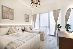 Postel nebo postele na pokoji v ubytování Luxury Grande Suites by Hostiva - Full City View