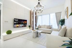 TV a/nebo společenská místnost v ubytování Luxury Grande Suites by Hostiva - Full City View + 72 fotografií