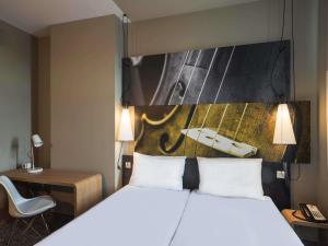 Ένα ή περισσότερα κρεβάτια σε δωμάτιο στο Ibis Riga Centre