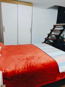 Ένα ή περισσότερα κρεβάτια σε δωμάτιο στο Bed in a room 2 blocks from Tres Cruces and PB +3 φωτογραφίες