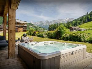 ein Whirlpool auf der Terrasse eines Hauses in der Unterkunft Chalet Ibusta - OVO Network in Le Grand-Bornand