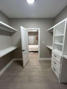 Кровать или кровати в номере Lux Modern 3BR - 2BA Duplex Brand New Furnished