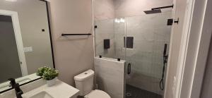 Ванная комната в Lux Modern 3BR - 2BA Duplex Brand New Furnished +11 фотографий