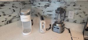 Кухня или мини-кухня в Lux Modern 3BR - 2BA Duplex Brand New Furnished
