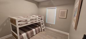 Кровать или кровати в номере Lux Modern 3BR - 2BA Duplex Brand New Furnished