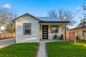 een klein wit huis met een veranda bij Modern NB Getaway with Pool in New Braunfels