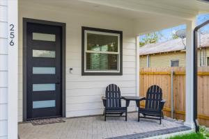 twee stoelen en een tafel buiten een huis bij Modern NB Getaway with Pool in New Braunfels +22 foto's