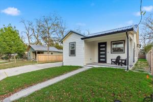 een klein wit huis met een tuin bij Modern NB Getaway with Pool in New Braunfels