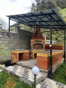 Zamin Dacha的一个带砖砌壁炉和黑色顶棚的露台 更多3张照片