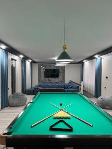 Zamin Dacha的客厅中央的台球桌