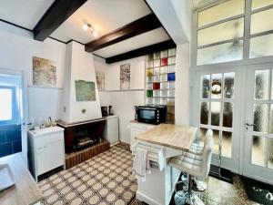 a kitchen with a table and a fireplace at Villa Sartorius - luxuriös und geräumig wohnen nahe Göttingen in Bovenden +9 photos