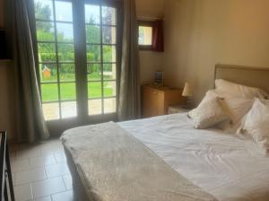 Ένα ή περισσότερα κρεβάτια σε δωμάτιο στο Domaine le Manège - Chambre l'Ecole - près d'Etretat