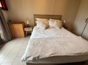 Ένα ή περισσότερα κρεβάτια σε δωμάτιο στο Domaine le Manège - Chambre l'Ecole - près d'Etretat