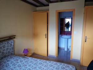 Ένα ή περισσότερα κρεβάτια σε δωμάτιο στο Domaine le Manège - Chambre l'Ecole - près d'Etretat