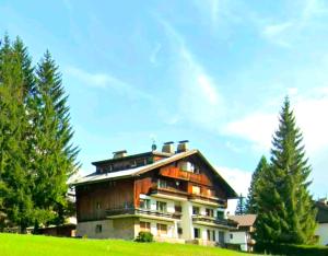 Το κτήριο όπου στεγάζεται  το διαμέρισμα +6 φωτογραφίες