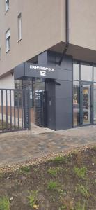 um edifício com uma cabine telefónica em frente em Jelena Lux 