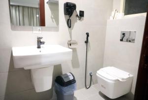 un baño con lavabo e inodoro en إس بي واي للشقق المخدومة - SBY Serviced Apartments, en Buraidah 18 fotos más