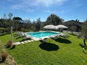 Bazén v ubytování Villa Amore, a Romantic Hilltop Farmhouse in Lucca nebo v jeho okolí