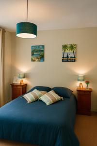 Ένα ή περισσότερα κρεβάτια σε δωμάτιο στο Apartment with a stunning 180 view & private garden 4 guests baby