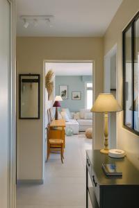 Ένα ή περισσότερα κρεβάτια σε δωμάτιο στο Apartment with a stunning 180 view & private garden 4 guests baby