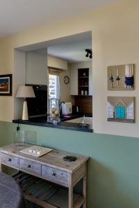 Η κουζίνα ή μικρή κουζίνα στο Apartment with a stunning 180 view & private garden 4 guests baby