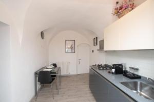 eine Küche mit Spüle und Arbeitsplatte in der Unterkunft Dalia's Home Garden and Private Parking in Calice Ligure + 8 Fotos