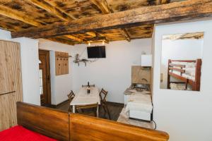 Μια τηλεόραση ή/και κέντρο ψυχαγωγίας στο Salaṣ̌Trikić 2