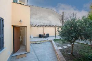 einem externen Blick auf ein Haus mit einem Pool in der Unterkunft Dalia's Home Garden and Private Parking in Calice Ligure