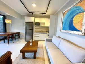 ein Wohnzimmer mit Sofa und Tisch in der Unterkunft Casa Mar Villas in Florianópolis