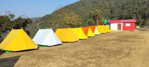 eine Reihe bunter Zelte auf einem Feld in der Unterkunft Nagtibba Trek - Three Sixty Views in Miānī
