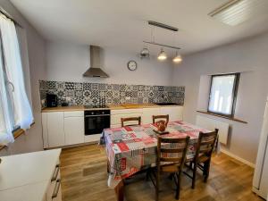 Kuchyň nebo kuchyňský kout v ubytování La Terrasse des Lices