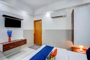 Μια τηλεόραση ή/και κέντρο ψυχαγωγίας στο Restin Hotels near Botanical garden and Amity University