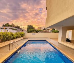 a swimming pool on the roof of a building at Exclusivo Apartamento en Lecherías 1 min caminando hasta la playa in El Morto de Barcelona