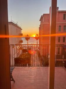 a view of the ocean from a balcony with a sunset at Hotel Elisabetta in Sestri Levante