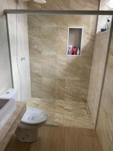 un bagno con doccia, wc e lavandino di Recanto Pedrita a Pedreira