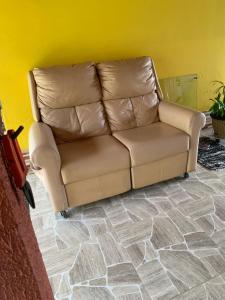 un divano in pelle marrone in soggiorno di Recanto Pedrita a Pedreira