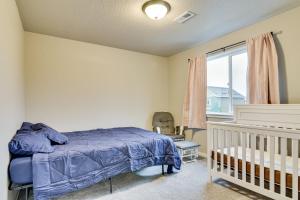 Ένα ή περισσότερα κρεβάτια σε δωμάτιο στο Family Friendly! Newly Built North Vancouver Home!