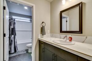 Ένα μπάνιο στο Family Friendly! Newly Built North Vancouver Home! +22 φωτογραφίες