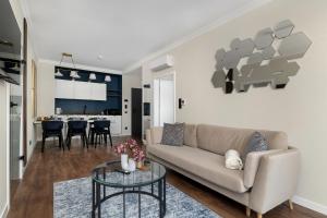 una sala de estar con un sofá y una mesa en Central Park Mielno by Solarento, en Mielno